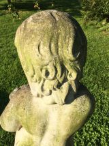 Enfant à la corbeille de fruits en béton