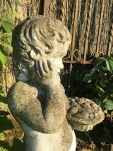 Enfant à la corbeille de fruits en béton