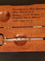 Thermomètre à vin dans un élégant boîtier en bois