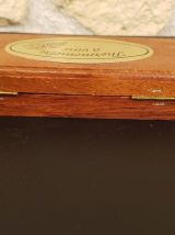 Thermomètre à vin dans un élégant boîtier en bois