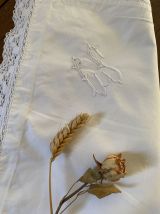 Taie d oreiller coton blanc dentelle et monogramme.