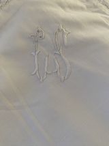 Taie d oreiller coton blanc dentelle et monogramme.