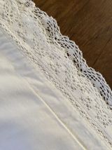 Taie d oreiller coton blanc dentelle et monogramme.