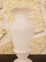 Vase en opaline blanche décor floral