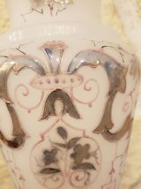 Vase en opaline blanche décor floral