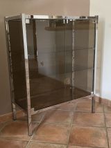 Vitrine en métal chromé et verre fumé. 1970. Italie. 100x78x