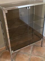 Vitrine en métal chromé et verre fumé. 1970. Italie. 100x78x