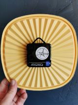 Horloge pendule murale vintage silencieuse Tupperware jaune