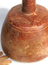 Récipient en terre d'Afrique à long col avec déco géomètriqu