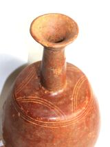 Récipient en terre d'Afrique à long col avec déco géomètriqu