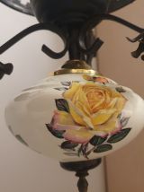 Ancien lustre fer forgé et porcelaine roses