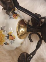 Ancien lustre fer forgé et porcelaine roses