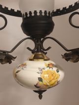 Ancien lustre fer forgé et porcelaine roses