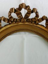 Grand cadre ovale en bois doré, nœud style Louis XVI