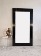 Très beau grand miroir intemporel, noir laqué Barbara Barry 
