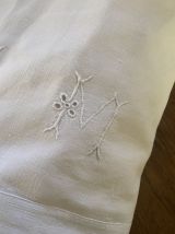 Grand drap blanc de trousseau monogramme À M.