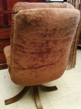 CHAISE OU FAUTEUIL PIVOTANT EN VELOURS, PIEDS BOIS