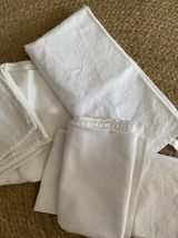 Lot de 4 torchons blancs anciens  et differents 