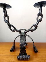 Paire de bougeoirs chaînes en fer forgé, Espagne 
