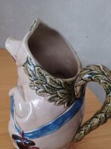 Pichet en faïence  barbotine " Le cochon  au jambon" H=23 cm