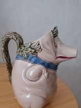 Pichet en faïence  barbotine " Le cochon  au jambon" H=23 cm