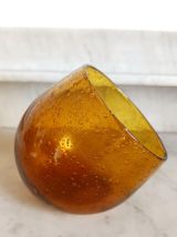 Bol ou verre penché ambré signé Biot 