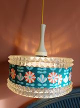 Suspension en plexiglas et fleurs vintage 1970 