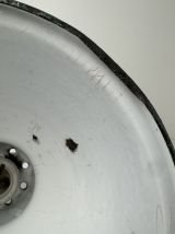 ANCIENNE APPLIQUE D’ATELIER EN LAITON ET TÔLE EMAILLEE 