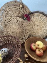 5 corbeilles et plateaux en osier tressé.