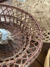 5 corbeilles et plateaux en osier tressé.