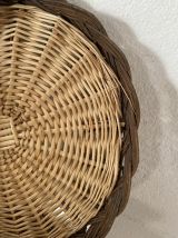 5 corbeilles et plateaux en osier tressé.