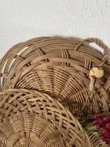 5 corbeilles et plateaux en osier tressé.