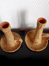 Paire de bougeoirs liège et terre-cuite. 