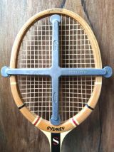 Ancienne raquette de tennis en bois Sydney (Robert Haillet) 