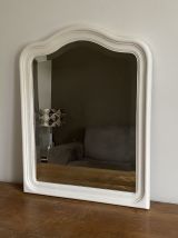 Miroir ancien à chapeau de gendarme. Blanc. 72x56.