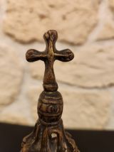 Cloche ancienne en bronze – Objet rare à décor religieux