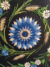 Tenture murale brodée à la main KALOCSAI (Hongrie) Années 60