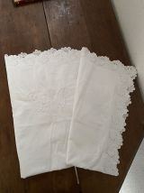 Taie d oreiller coton blanc broderies et monogramme.