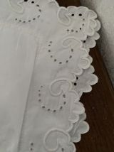 Taie d oreiller coton blanc broderies et monogramme.