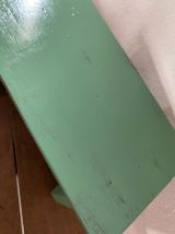 Grand repose-pieds vintage en bois vert menthe.
