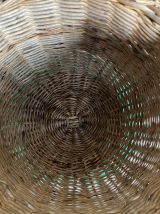 Panier rond en osier au style bohème annees 60.