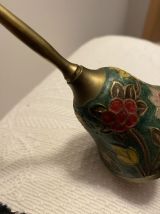 Cloche de table en laiton fleuri.