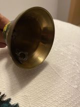 Cloche de table en laiton fleuri.