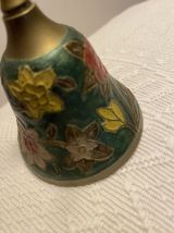 Cloche de table en laiton fleuri.