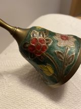 Cloche de table en laiton fleuri.