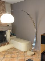  Lampadaire arc Guzzini. 1970. Italie. Pied en marbre.