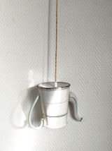 Suspension théière émaillée vintage 