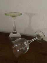 2 grands verres à pied  tulipe en cristal .