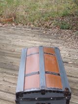 Ancien coffre, bombé, en bois restauré