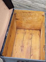 Ancien coffre, bombé, en bois restauré